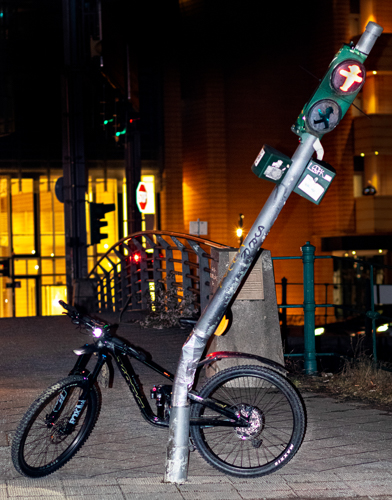 Ampel bei Nacht
